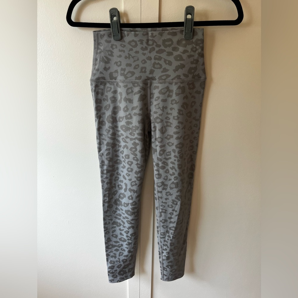 Beyond Yoga Leopard Jacquard High Waisted Midi Gray/Silver Athletic Leggings XS